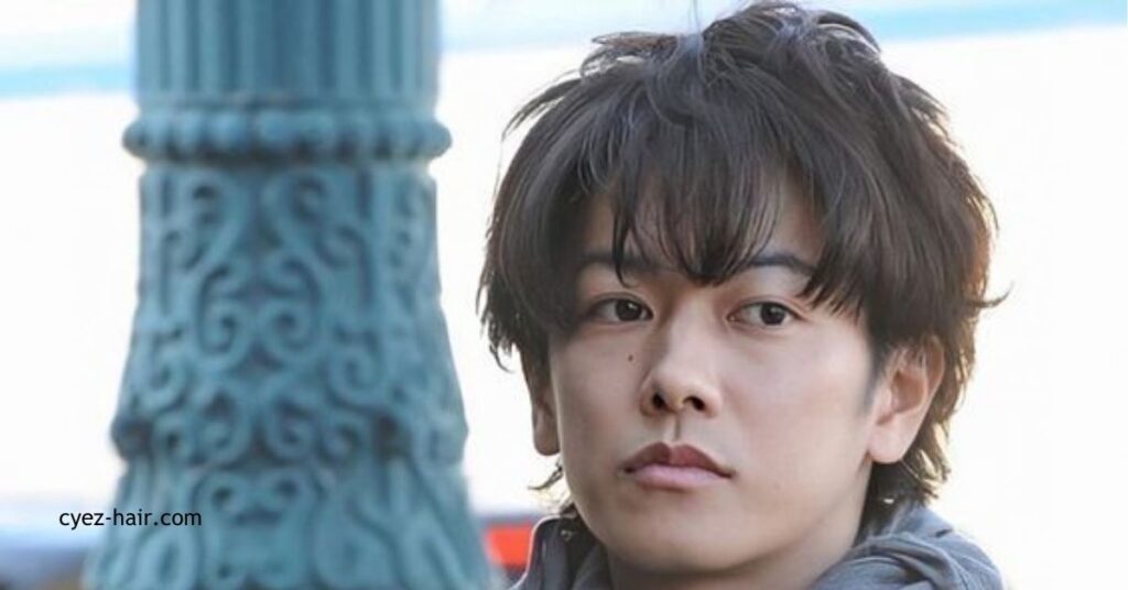 佐藤健 ヘア スタイル完全ガイド:最新トレンドと魅力的な髪型を紹介 3 パーマヘア